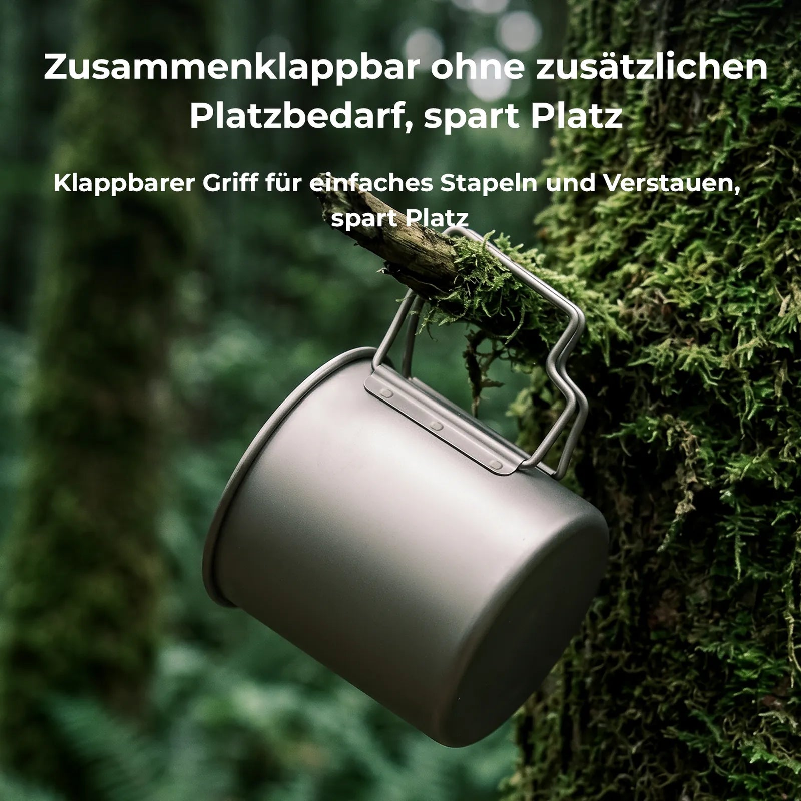 faltbarer handgriff der tasse eingehängt an moosbewachsenem ast