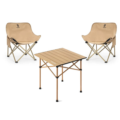 beiges camping klappmöbel-set mit tisch und zwei stühlen