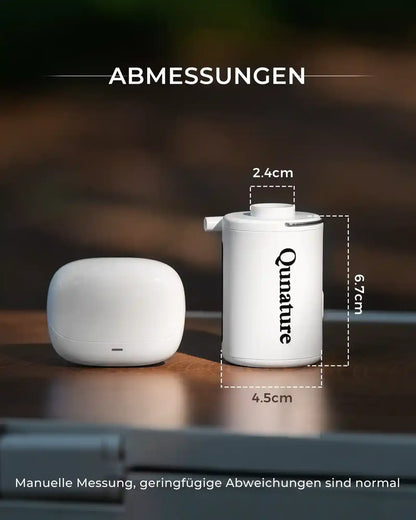 So kompakt ist die Evo-Pumpe – Die weiße Pumpe im Größenvergleich. Das abgebildete Kopfhörer-Etui ist nicht enthalten.
