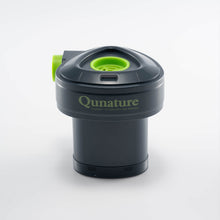 graue mini-luftpumpe mit grünem aufblasanschluss und qunature-logo