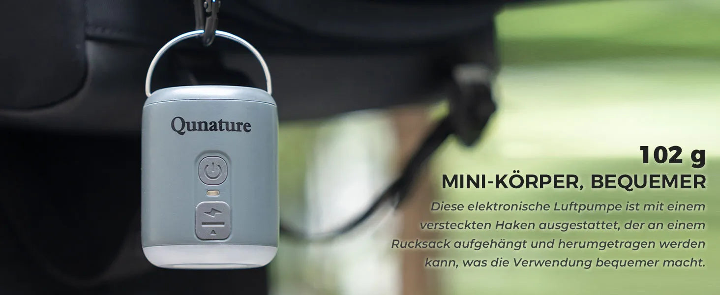 luftpumpe auf einer hand vor einem zelt bei nacht