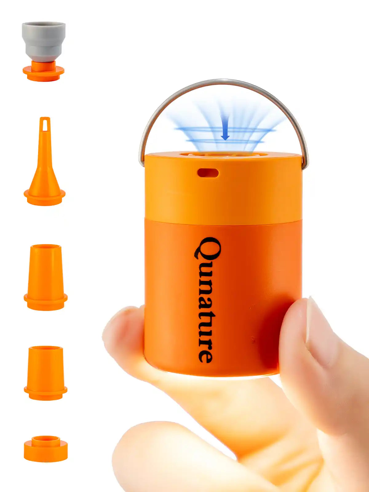  orange mini-luftpumpe in der hand mit aufsätzen