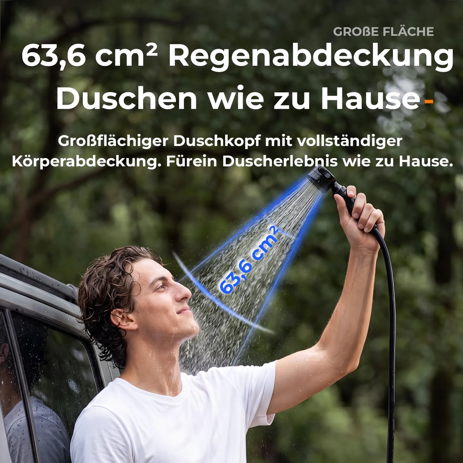 mann genießt großflächiges sprühbild der campingdusche bei auto-camping im wald
