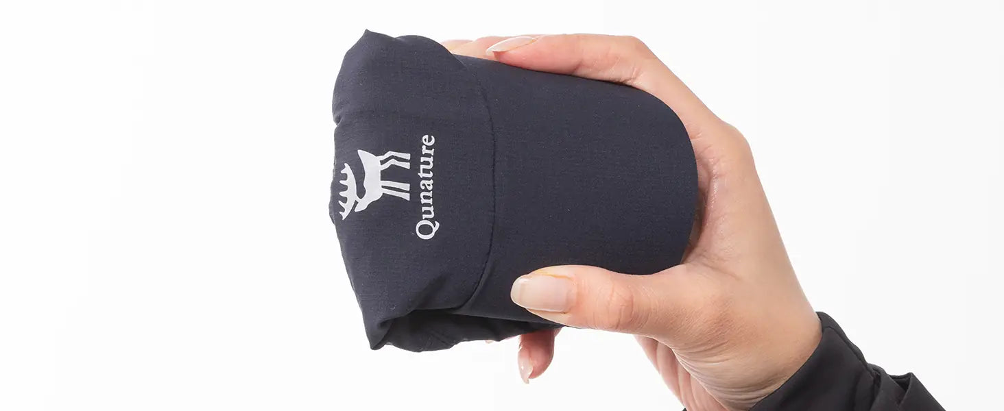hand hält zusammengelegte leichte outdoor-kappe