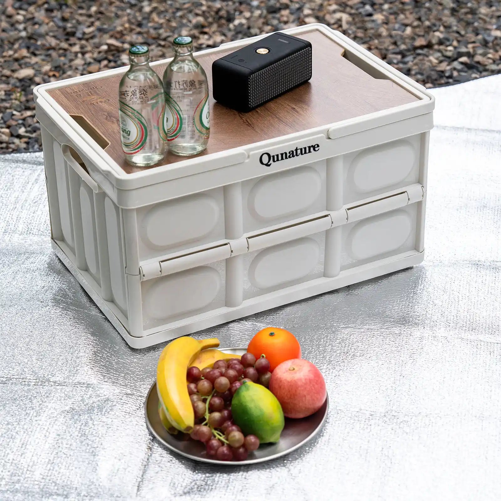 picknickdecke mit aufbewahrungsbox und obst im freien