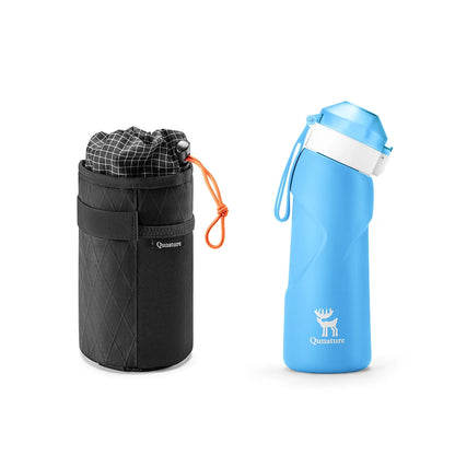 blaue trinkflasche mit schwarzer tragetasche