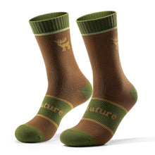braune gruene wandersocken mit hirschlogo für outdoor aktivitäten