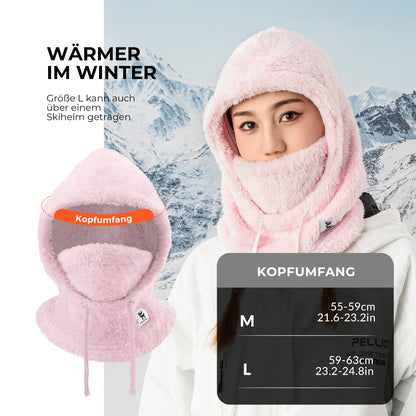 eine person nutzt den fleece-nackenwärmer bei einer winterlichen wandertour.