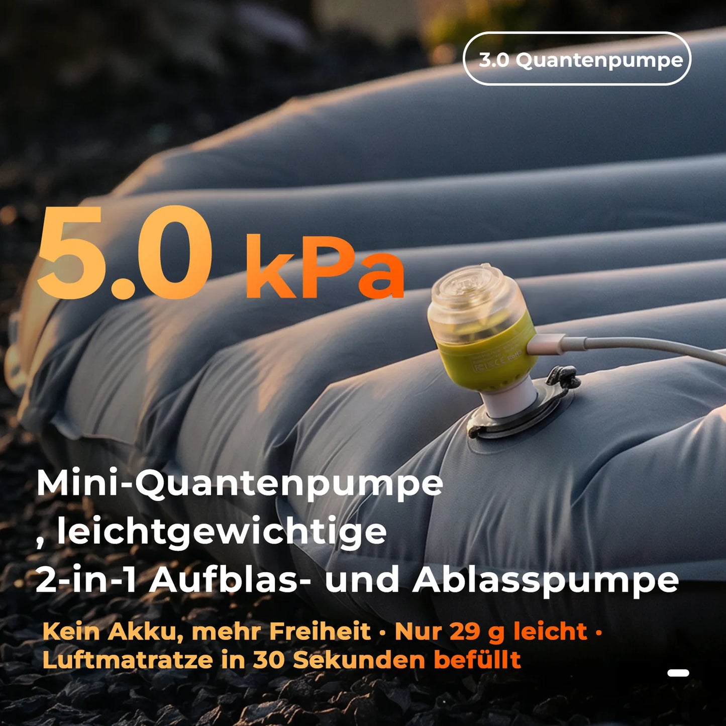 grüne mini-luftpumpe befüllt eine luftmatratze, zeigt die 5,0 kpa leistung