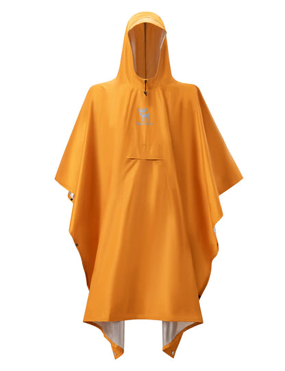 orangefarbener regenponcho auf weißem hintergrund
