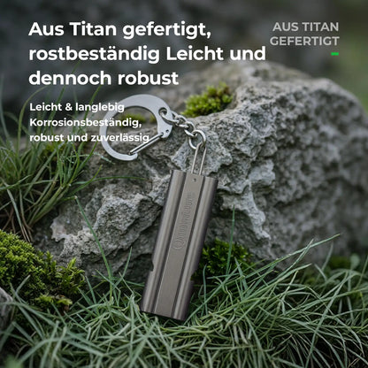 rostfreie titan pfeife liegt auf bemoosten steinen im naturgelände