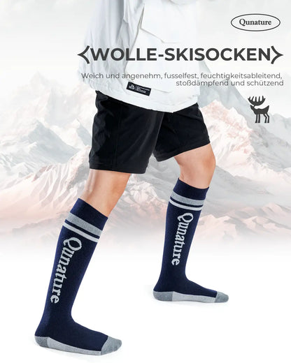 marineblaue skisocken im sportlichen winter-setting
