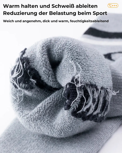 detailaufnahme der dicken, weichen textur der grauen skisocke