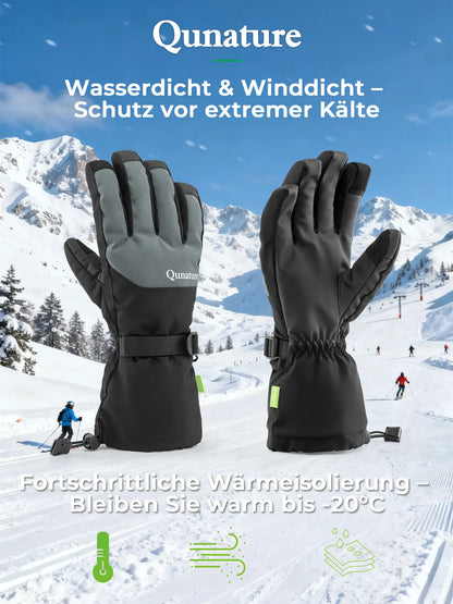 grau-schwarze skihandschuhe im schnee mit wetterschutz