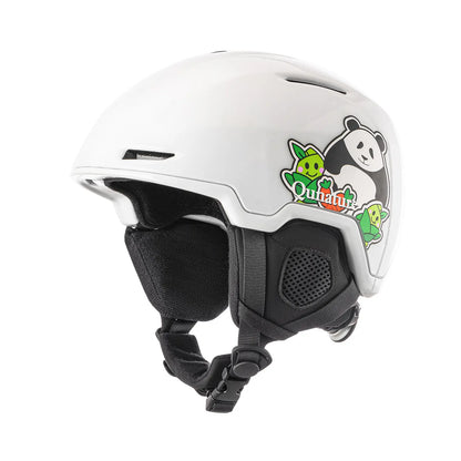 weisser skihelm mit niedlichem pandamotiv