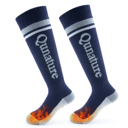 dunkelblaue lange wintersocken mit hitze-symbol am zehenende