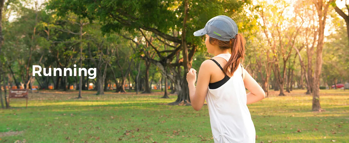 frau traegt sportkappe beim laufen im park