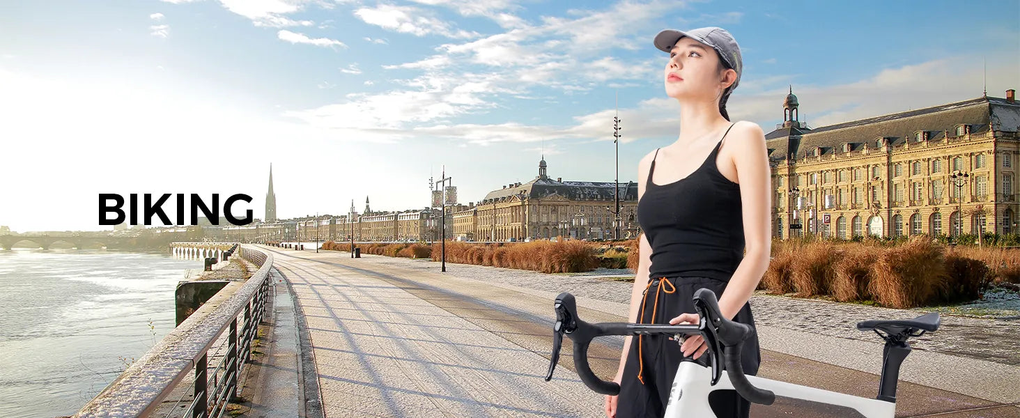 frau mit sportkappe und fahrrad in der stadt