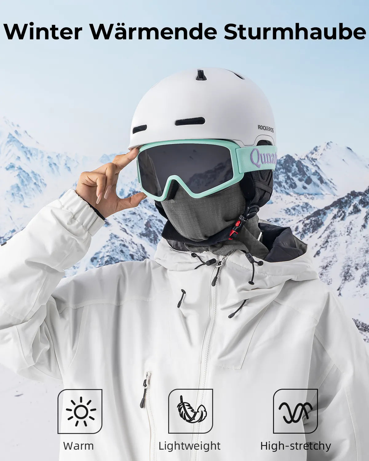 eine person mit skihelm und skibrille traegt die graue waermende sturmhaube.