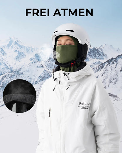 nahaufnahme der atmungsaktiven gruenen balaclava beim einsatz im wintersport.