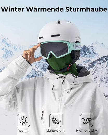 winterliche darstellung einer frau mit gruener sturmhaube und professioneller skiausr¨¹stung.