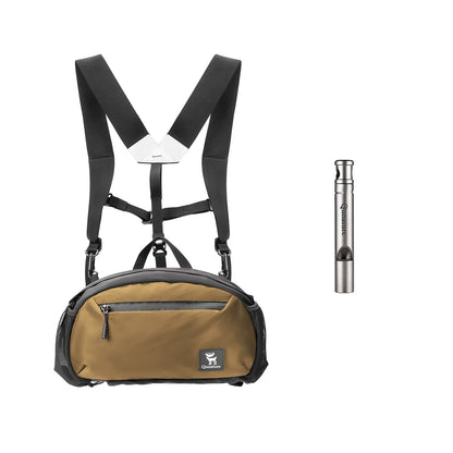 Khaki outdoor-tasche mit gurten und pfeife