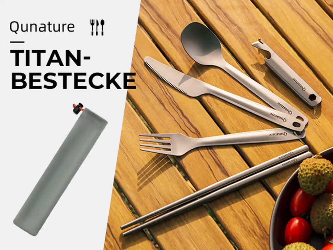 titan-besteck-set mit loeffel, gabel, messer, flaschenoeffner und chopsticks, auf holztisch mit beutel