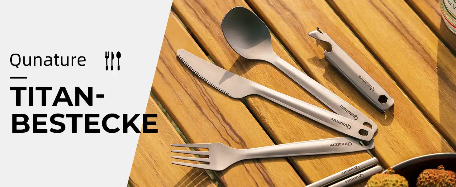 titan-besteck-set mit loeffel, gabel, messer, flaschenoeffner und chopsticks, auf holztisch mit beutel