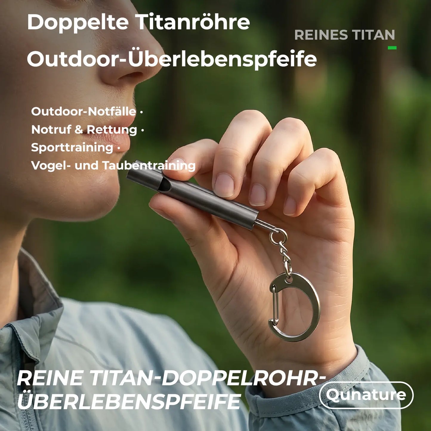 person bläst mit mund auf kleine titan outdoor pfeife im grünen wald