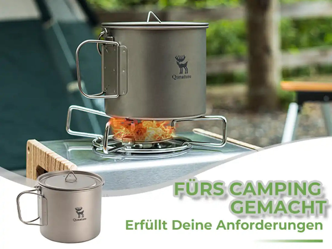leichte titan-tasse mit deckel und klappgriff, ueber einem campingkocher im einsatz
