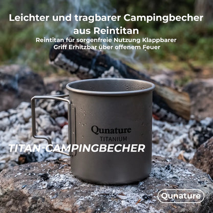campingbecher aus reinem titan vor glimmendem lagerfeuer