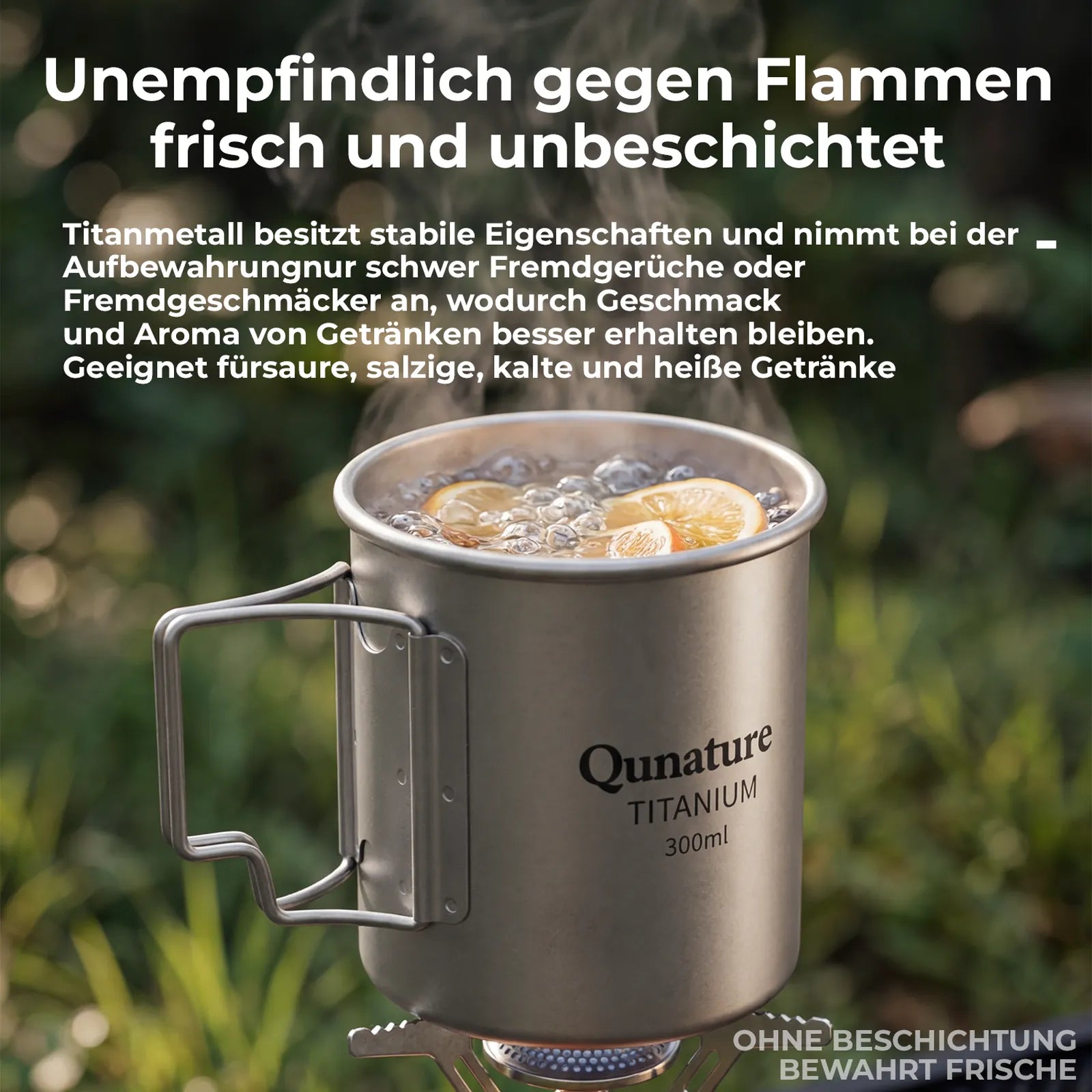 wasser mit zitronenscheiben kocht im titanbecher am campingbrenner