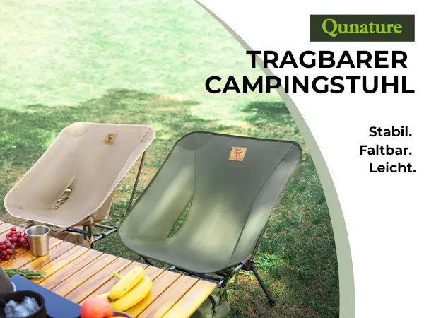 campingstühle in beige und grün auf einer wiese mit camping-tisch und lebensmitteln