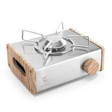 gaskocher aus edelstahl mit holzgriffen in der seitenansicht