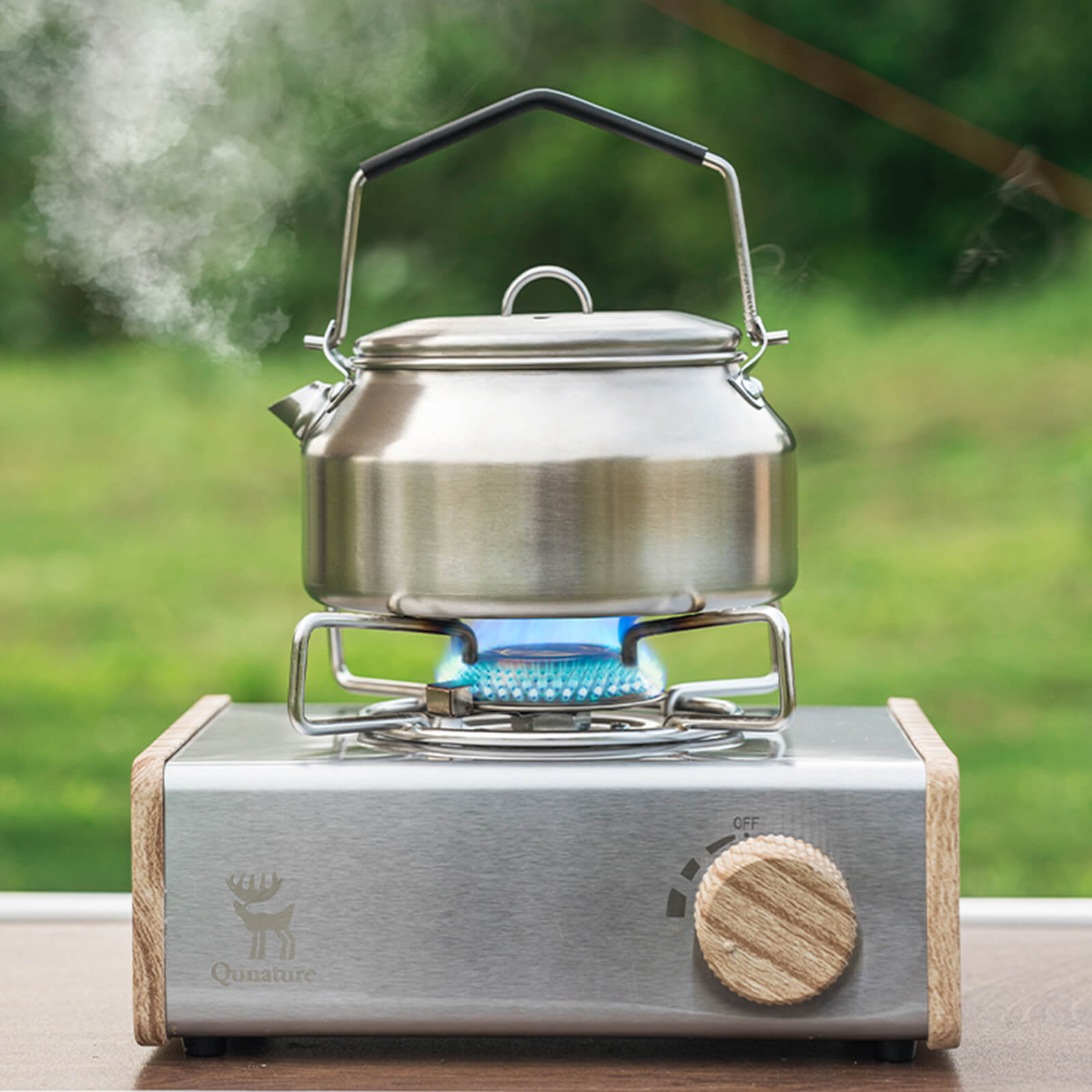 gaskocher im einsatz mit kessel und blauer flamme im freien