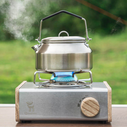 gaskocher im einsatz mit kessel und blauer flamme im freien