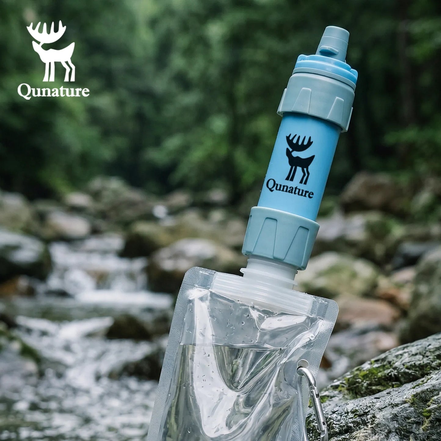 hellblauer wasserfilter mit wasserbeutel am bach