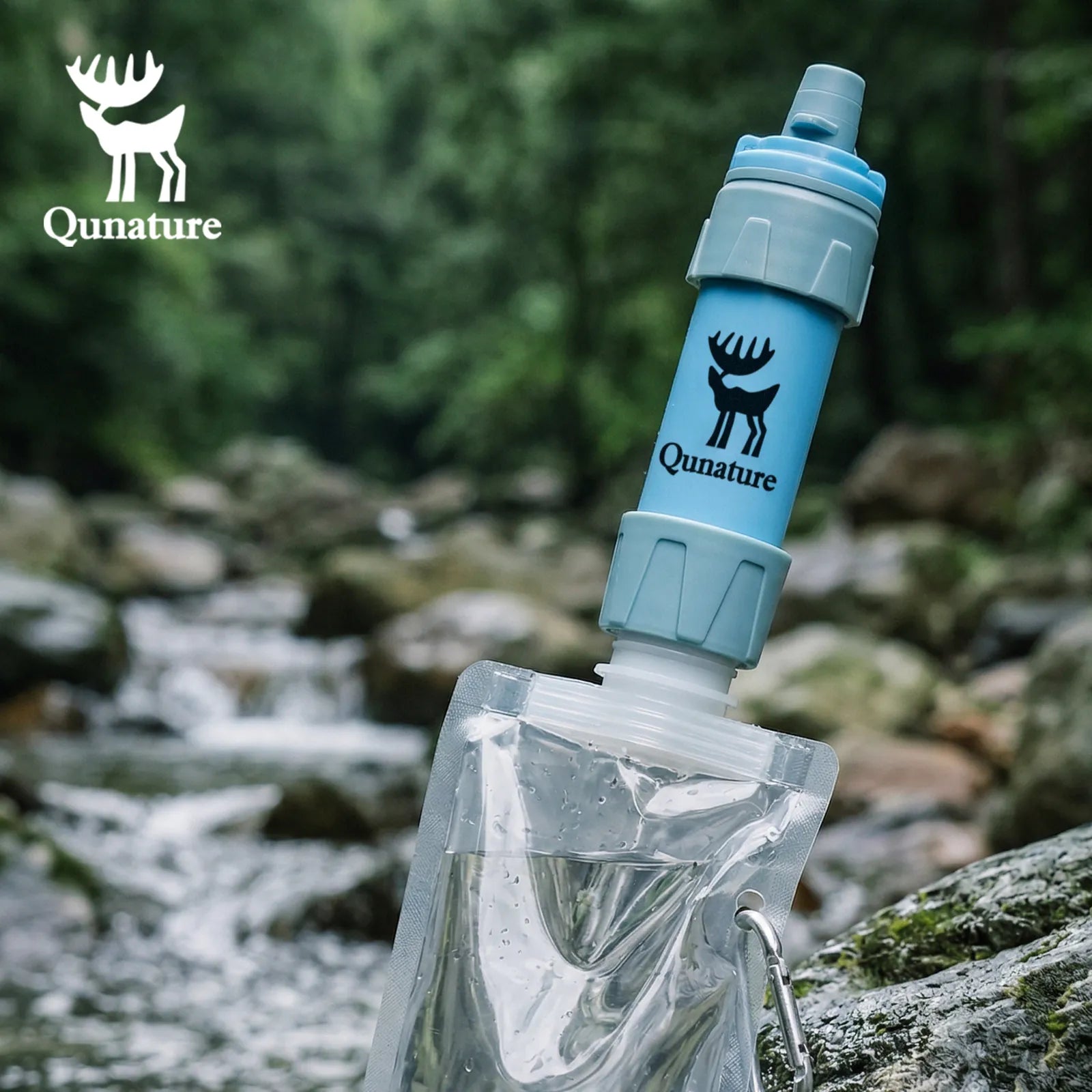 hellblauer wasserfilter mit wasserbeutel am bach