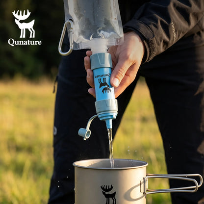 person gießt gefiltertes wasser aus hellblauem filter in einen becher