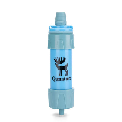hellblauer wasserfilter auf weißem hintergrund