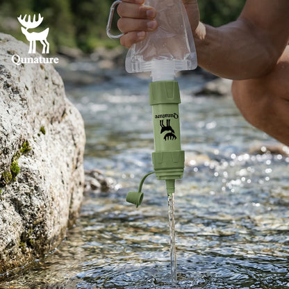 grüner wasserfilter mit wasserbeutel beim filtern am bach
