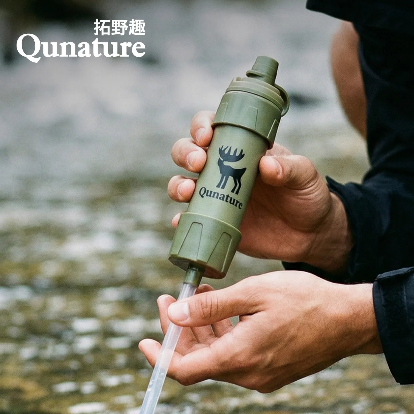 hände halten grünen wasserfilter und trinkhalm am bach
