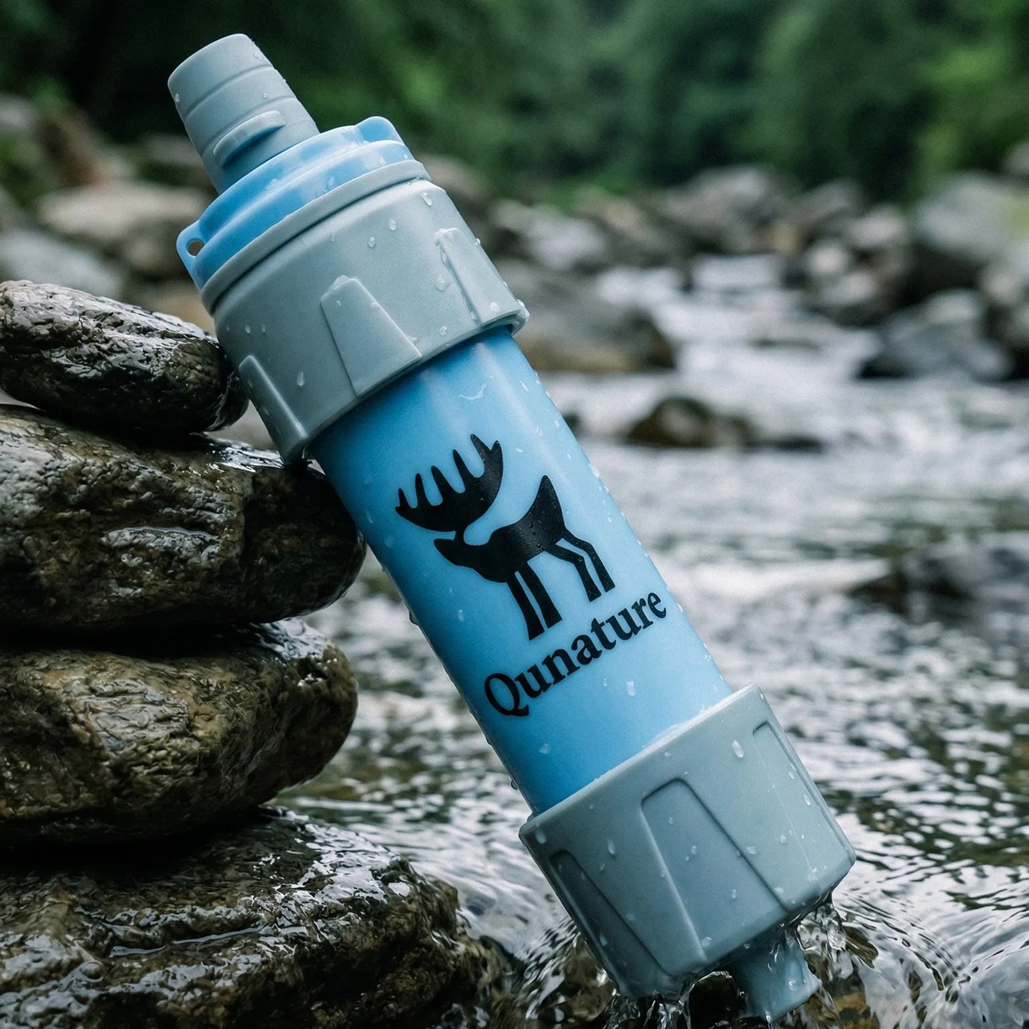 hellblauer wasserfilter im bach am stein