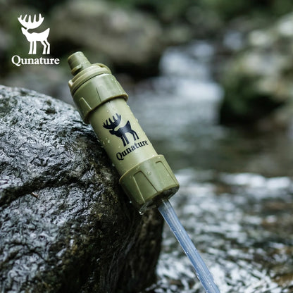 grüner wasserfilter mit trinkhalm im bach