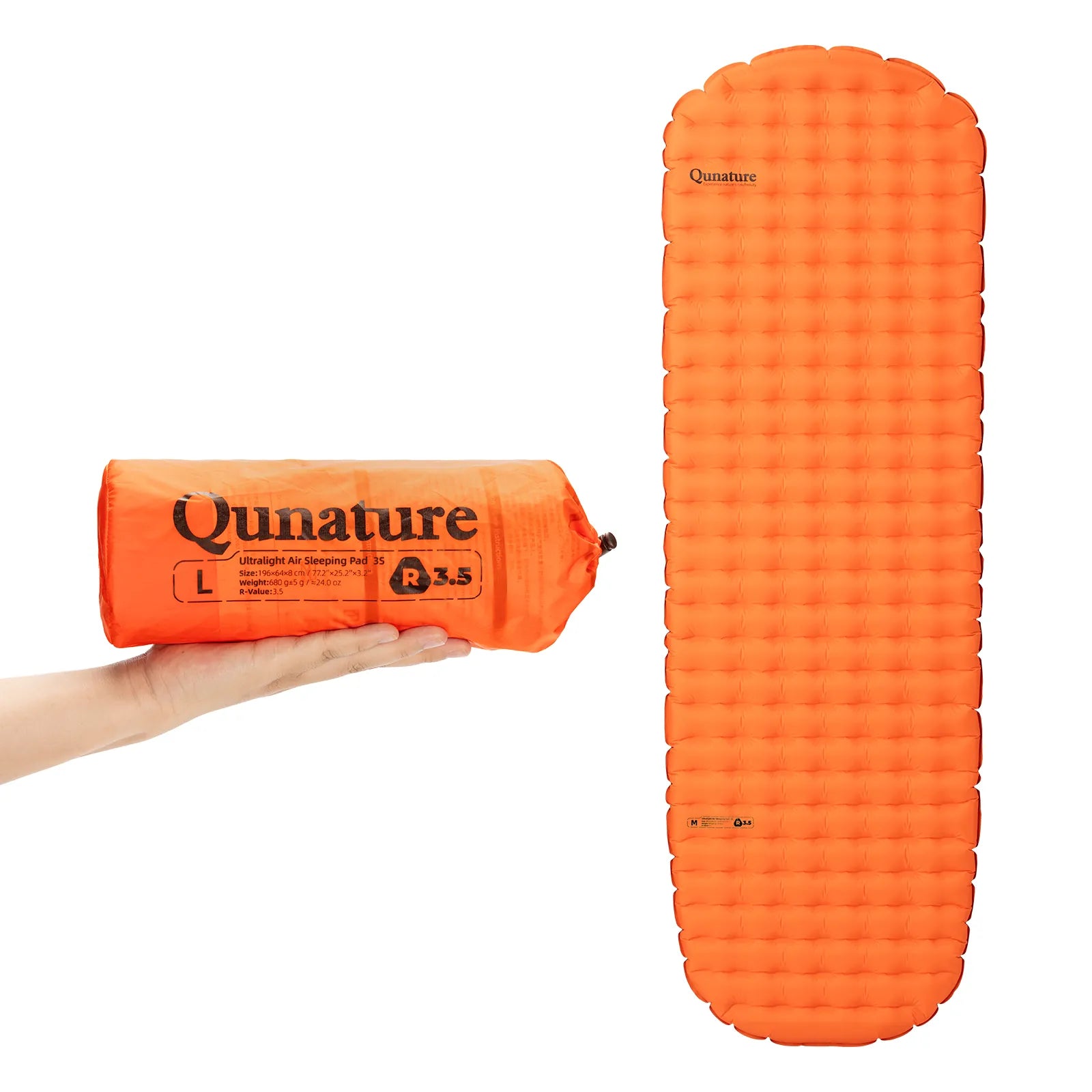 orange aufblasbare isomatte in der hand und ausgebreitet