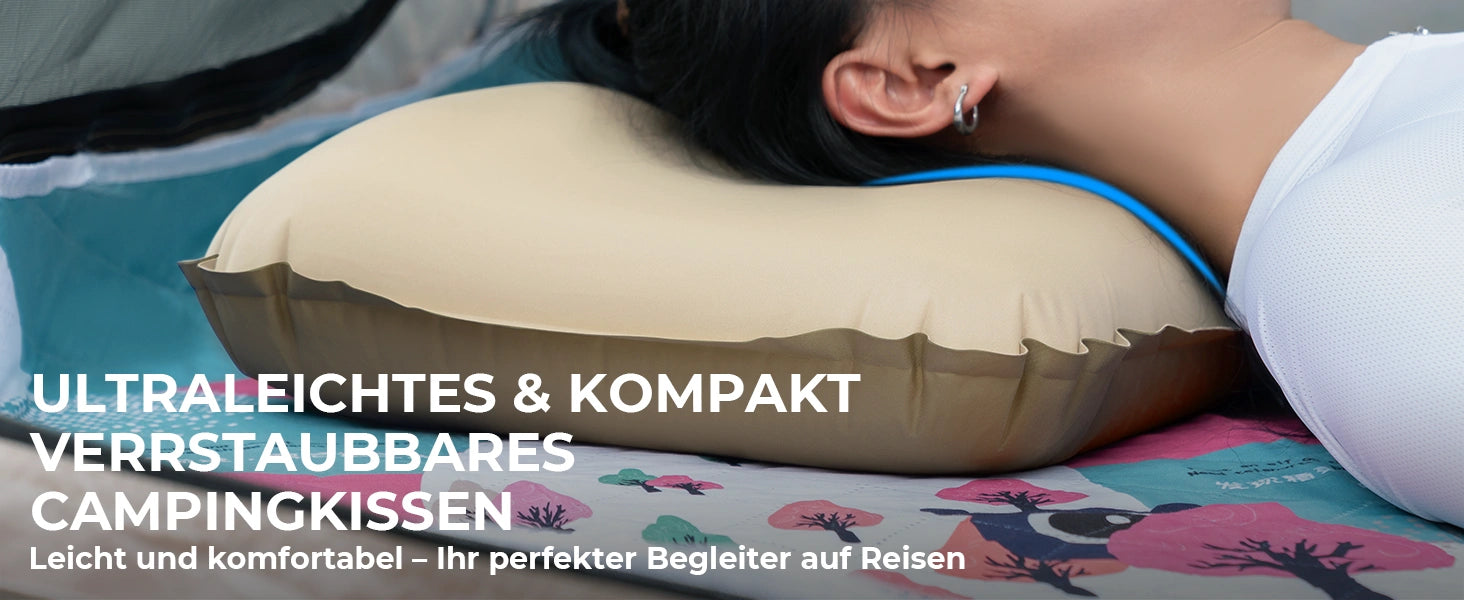 kopf liegt auf beigem aufblasbaren campingkissen auf einer matte
