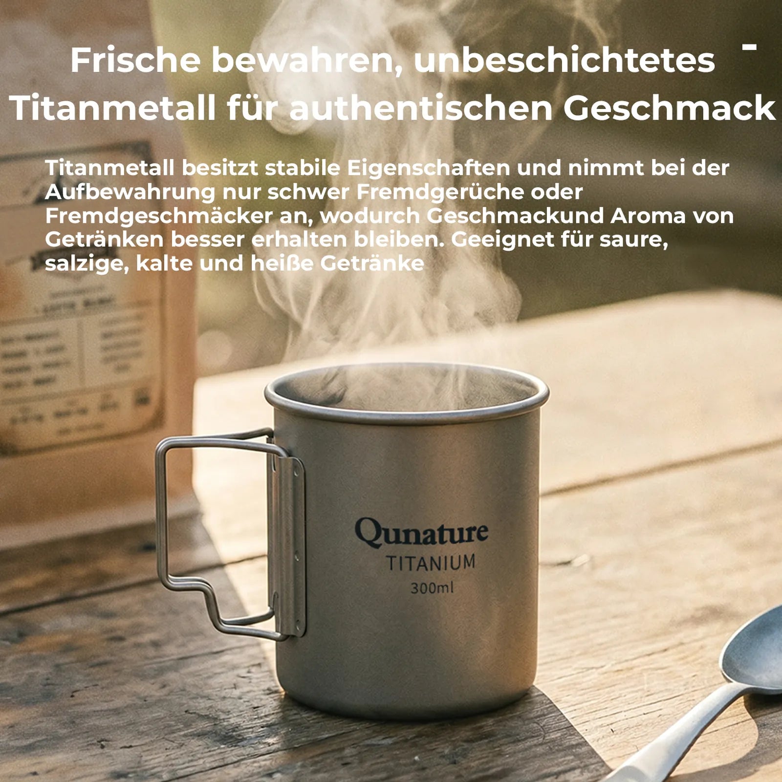 dampf steigt aus unbeschichteter titantasse mit warmem kaffee