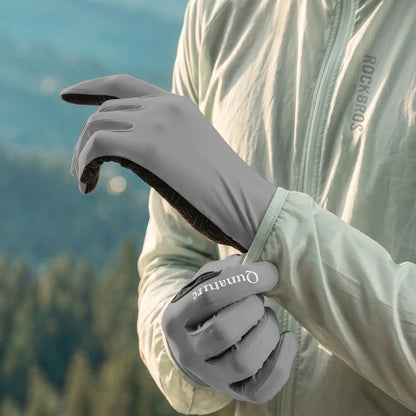 nahaufnahme beim anziehen der grauen rutschfesten handschuhe