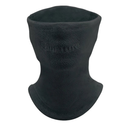 ein violetter fleece-nackenwärmer als farbenfrohes winteraccessoire.