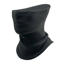 nahaufnahme der violetten fleece-struktur eines warmen schlauchschals.